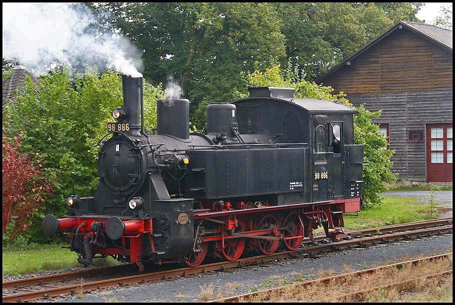 http://www.bahn-franke.de/Rhoen-Thueringen/Rhoenbaehnle/Bilder/98%20886%20Fladungen%20081006-1-k_jpg.jpg